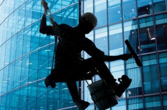 Мойка стеклянных фасадов почему без высотников не обойтись