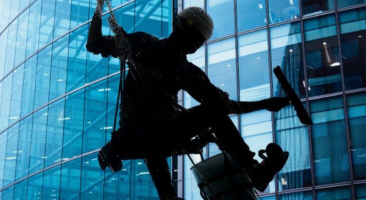 Мойка стеклянных фасадов почему без высотников не обойтись